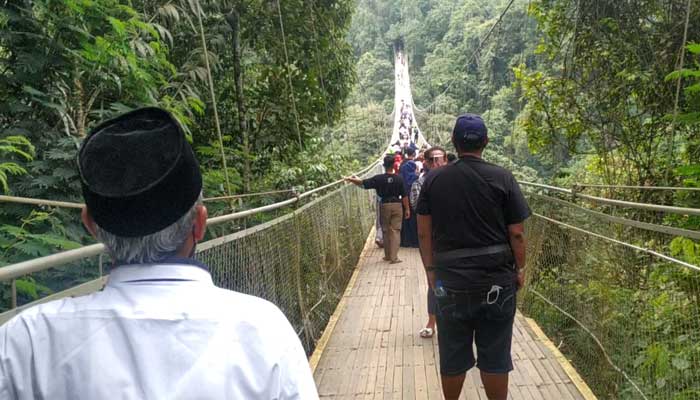 Jembatan gantung Situ Gunung Sukabumi