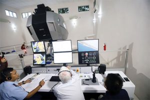 Mengikuti Latihan Pilot di Simulator Lakespra Saryanto