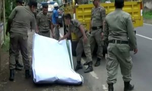 Mereka yang Sibuk Copotin Atribut Kampanyel Caleg Nakal
