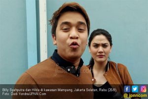 Billy Syahputra Beri Hadiah di Ulang Tahun Hilda Vitria