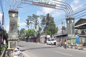 Gapura Batas Kota Dihiasi Sampah