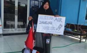 Miris! Ibu Ini Nyuci di PDAM