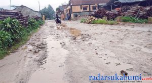 Jalan Cicantayan Tak Kunjung Diperbaiki