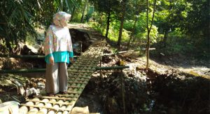 Jalan Penghubung Tiga Kampung Ambruk