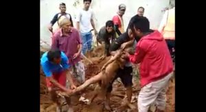 Video Detik-detik Evakuasi Bocah Korban Longsor Proyek Double Track Cicurug