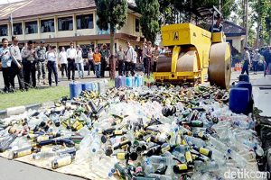 Polisi Musnahkan Ribuan Botol Miras