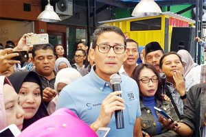 Mahasiswa UI Berikan Dompetnya Ke Sandiaga Uno
