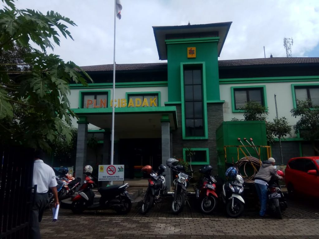 Warga Cibadak Protes PLN
