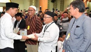 Lagi, Jokowi Bagikan Ratusan Sertifikat Tanah Wakaf di Jabar