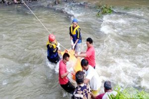 Mayat Guru Nyangkut di Sungai Cileueur