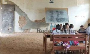 Siswa SD di Cianjur Belajar di Tanah