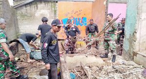 Rumah Reyot Fatimah Dibangun TNI