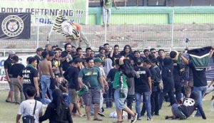 Oalaaaahhh, Pemain Persebaya diserbu Suporter Persidago