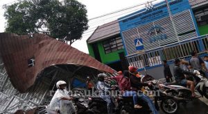 Menegangkan, Video Atap Tukang Baso Diterjang Puting Beliung