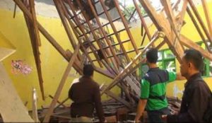 Ya Tuhan! Puluhan Siswa Tertimpa Atap Ruang Kelas Ambruk
