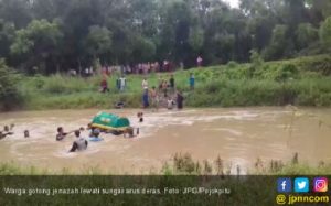 Pelayat  Gotong  Jenazah di Kali, Karena Tak Ada Jembatan
