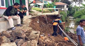 Akses Jalan Warga Baros Terputus