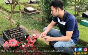 Raffi Ahmad Ziarah Ke Makam Olga Syahputra