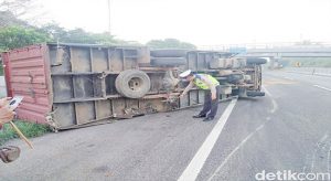 Roda Ban Terlepas, Truk Kontainer Terguling
