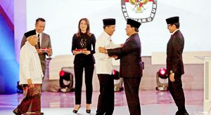 Melawan Atau Merangkul