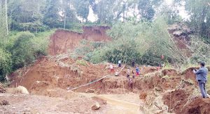 Kampung Cimanggu Terancam Longsor