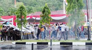 Petugas Keamanan ‘Bentrok’ dengan Demonstran