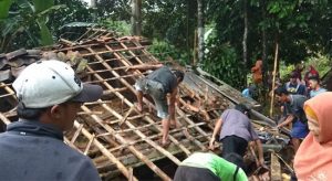 Hujan dan Angin Kencang Terjang Nyalindung, Rumah Sumadi Ambruk