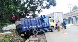 Truk Tepung Nyaris Terbalik