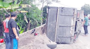 Dongkrak Amblas, Truk Terguling Timpa Motor
