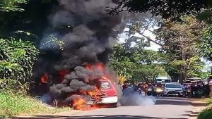 Mini Bus Hangus Terbakar di Warungkiara