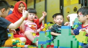 Dampingi Anak saat Main Bricks
