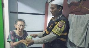 Bangunkan Sahur, Polisi Bagi-bagi Sembako