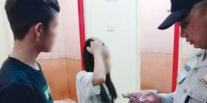 Pasangan Muda Mudi ini Asyik Berduaan di Toilet SPBU, Ngapain Hayo?