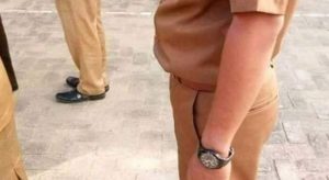 Hahaha! PNS Ini Upacara Pakai Sepatu Sang Istri