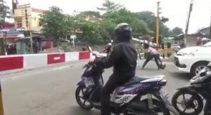 Menegangkan, Pengendara Motor Terkena Palang Pintu Kereta Api