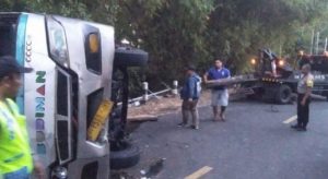 Bus Budiman “Cium” Motor, 5 Orang Luka-luka
