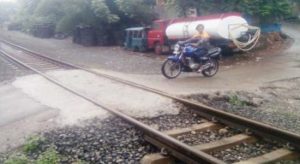 Terobos Palang Pintu Kereta Api Sudah Tertutup, Ini Sanksinya