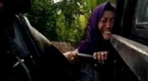 Serem! Perempuan Berhijab Korban Kecelakaan Kesurupan Ini Bilang Tumbal