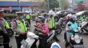 Petugas kepolisian Sukabumi pada saat melakukan operasi.