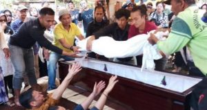 Dibakar Bersama di Cidahu, Ayah dan Anak Dikuburkan Satu Liang