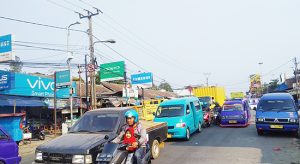 MACET: Kondisi arus lalu lintas di Jalan Cibadak-Cicurug nampak padat merayap, kemarin (9/9).