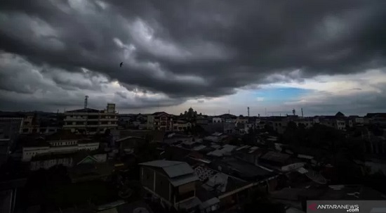 CUACA BURUK : Awan hitam Cumulonimbus bergelayut di langit