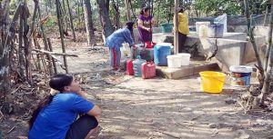 Sejumlah warga Kampung Ciembe RT5/1, Desa Padabeunghar, Kecamatan Jampangtengah mengantre untuk memperoleh air bersih. (Dok Radar Sukabumi)