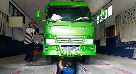 Petugas Dishub Kabupaten Sukabumi saat melakukan uji KIR kendaraan