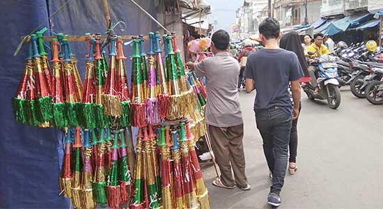  Penjual Terompet  Sepi Pembeli radarsukabumi com