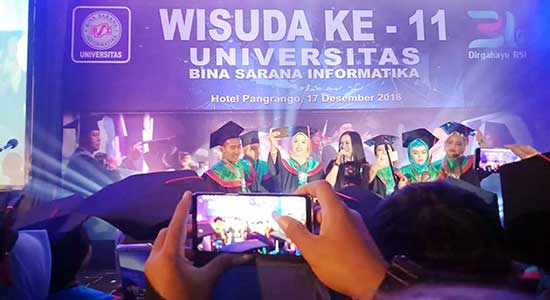 Acara Wisuda UBSI Sukabumi ke-11 dimeriahkan oleh Band Cokelat.