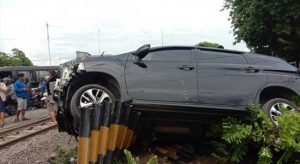 Expander Dihantam Kereta Api, Pengemudi Tewas, 6 Penumpang Luka
