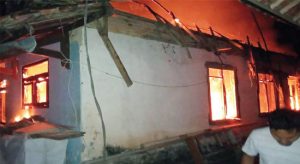 Rumah Ujang Diamuk Si Jago Merah