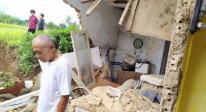 Longsor Terjang Gunungpuyuh, Rumah Warga Ciseureuh Hancur