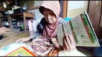 Melihat Aktifitas Guru Sepuh Berusia 85 Tahun di Kecamatan Caringin